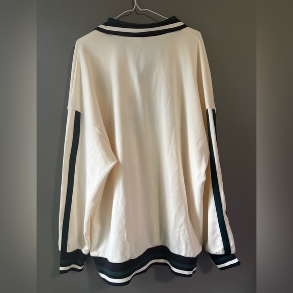 Divided size Large cream
Embroidered rugby shirt, “player” graphic, green stripe - Picture 7 of 8